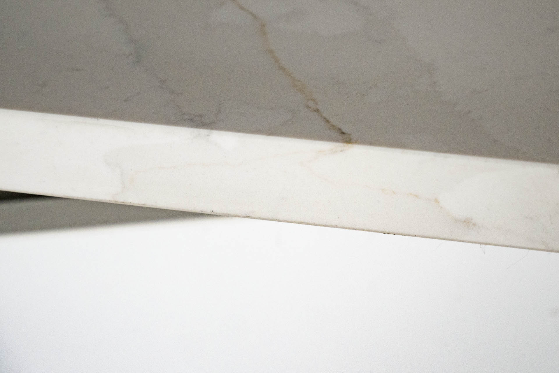 AG Calacatta Gold edge close up for full body 1