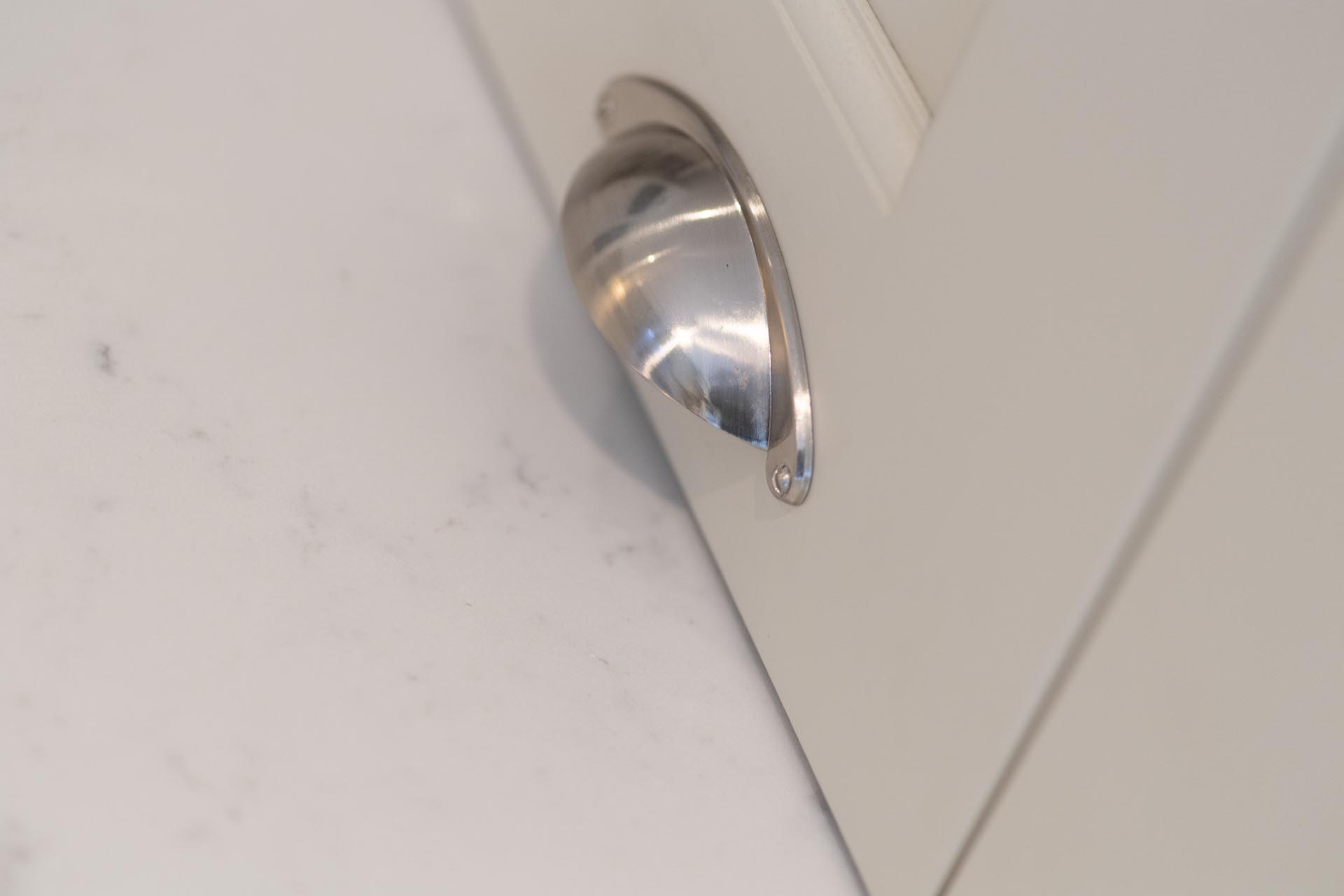 handle on AG Carrara quartz worktop