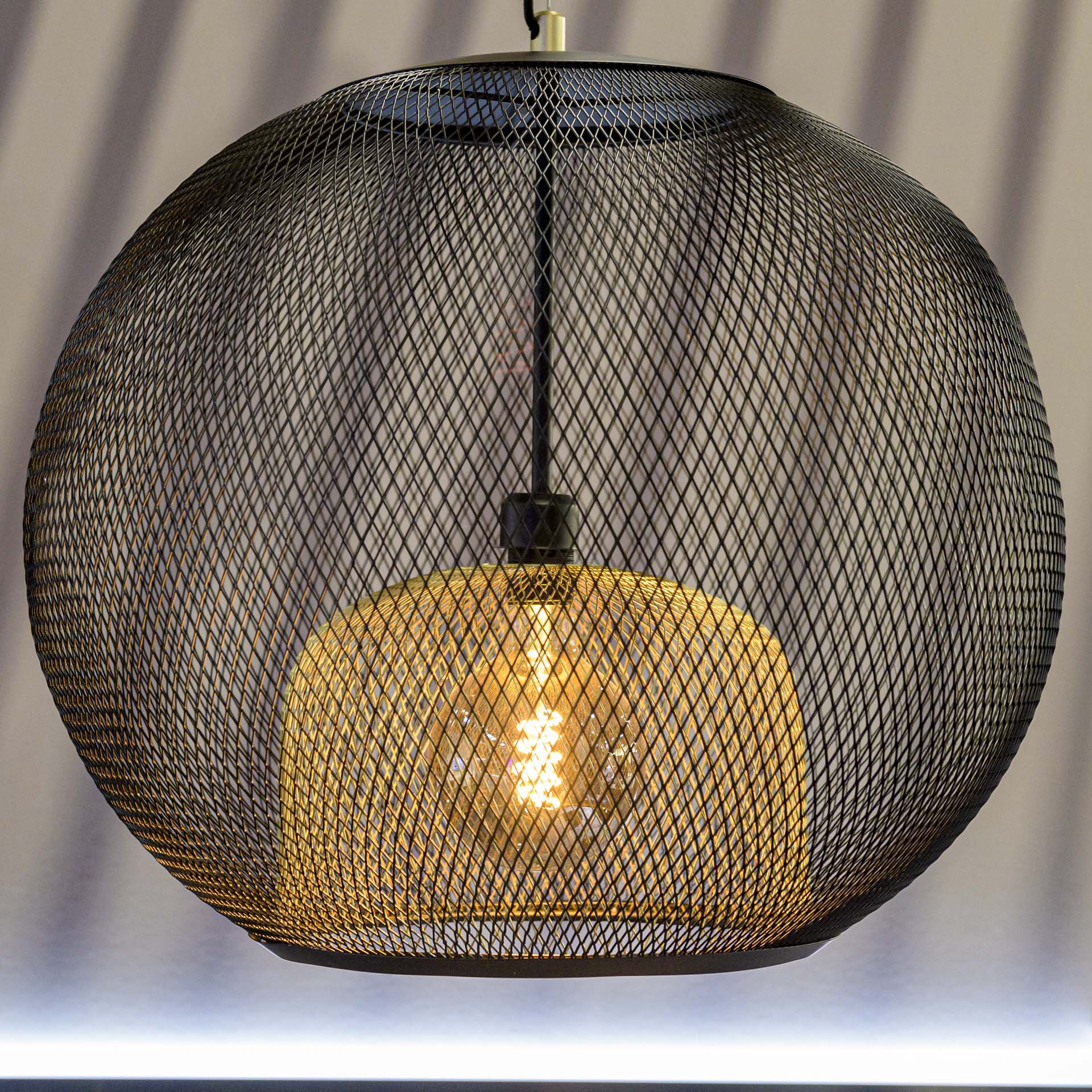 KBB show Birmingham 2022 220307 173211 web 1920 light fitting quartz worktops Birmingham 2022 220307 173211 web 1920