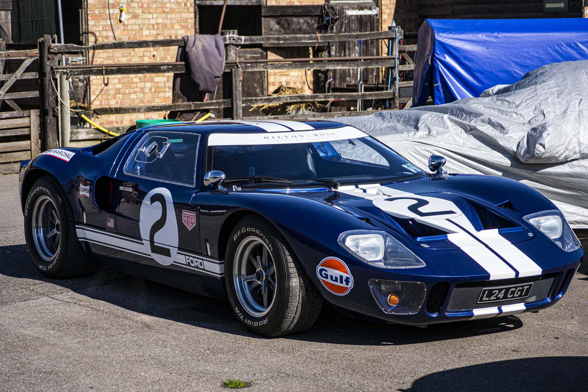 cars at RACE - a superb GT40 replica