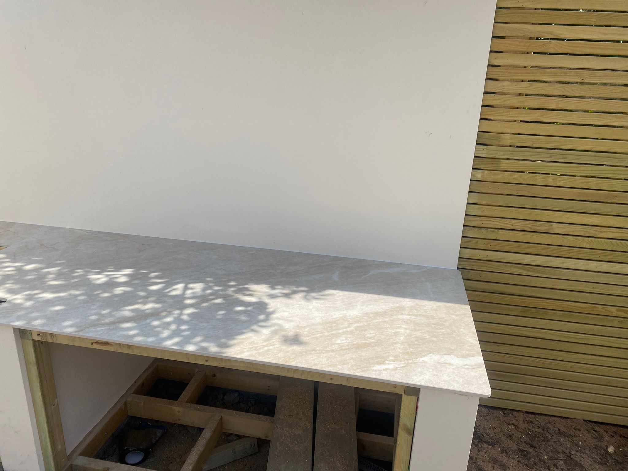 Outdoor kitchen using Sapienstone Taj Mahal.