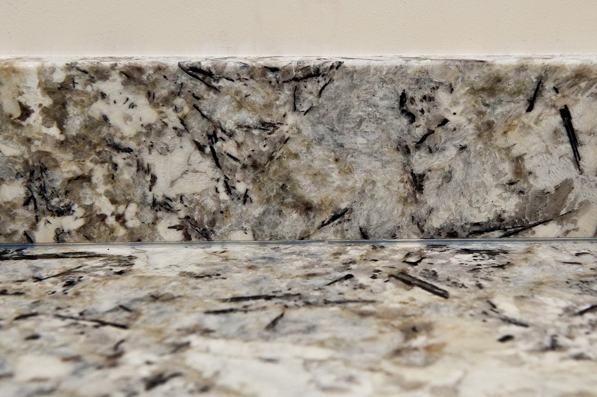 arctic-cream-granite-oxted-124029-a-detail-upstand-min