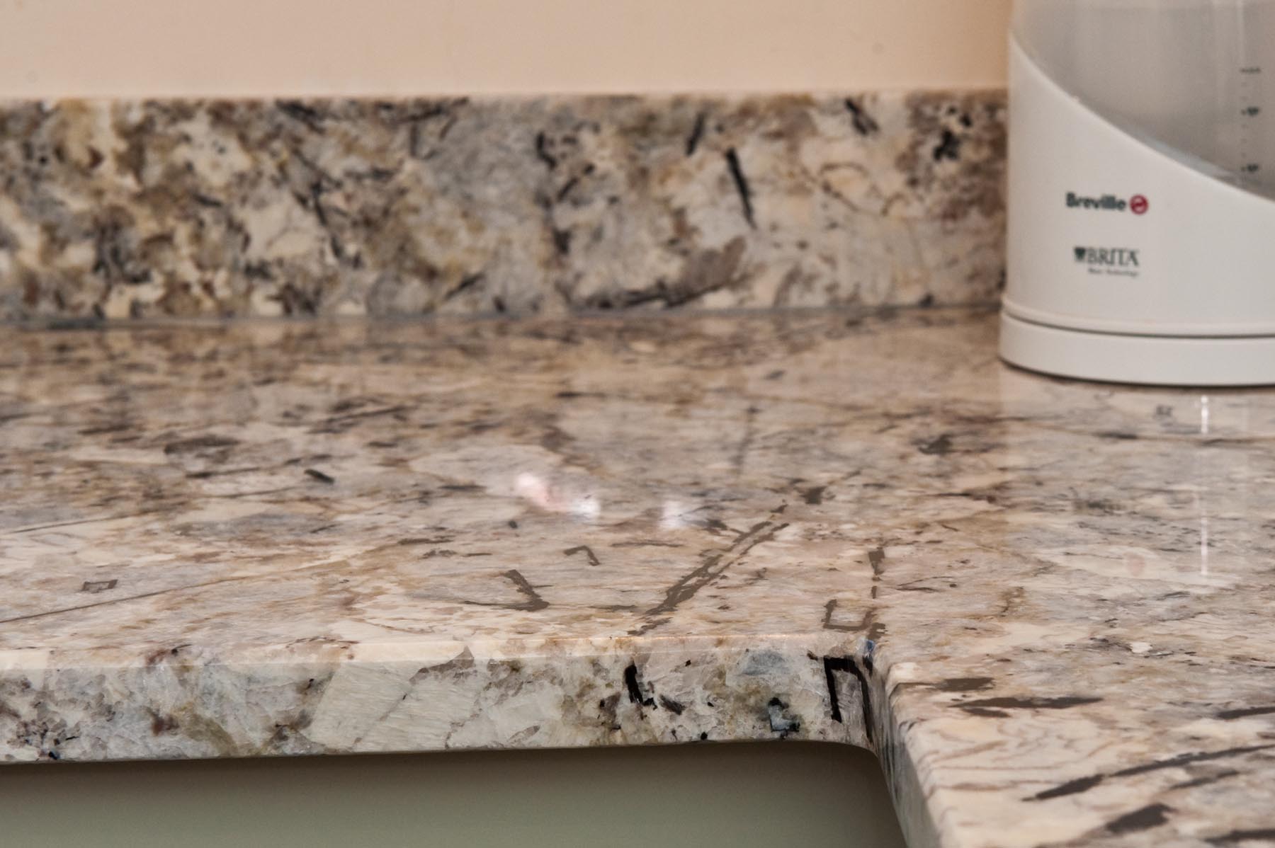arctic_cream_granite_oxted_123839_a-joinless-corner