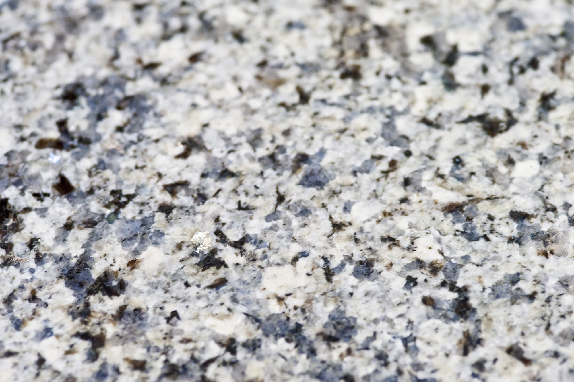 azul-platino-granite-east-grinstead-122106-a-surface-detail-min