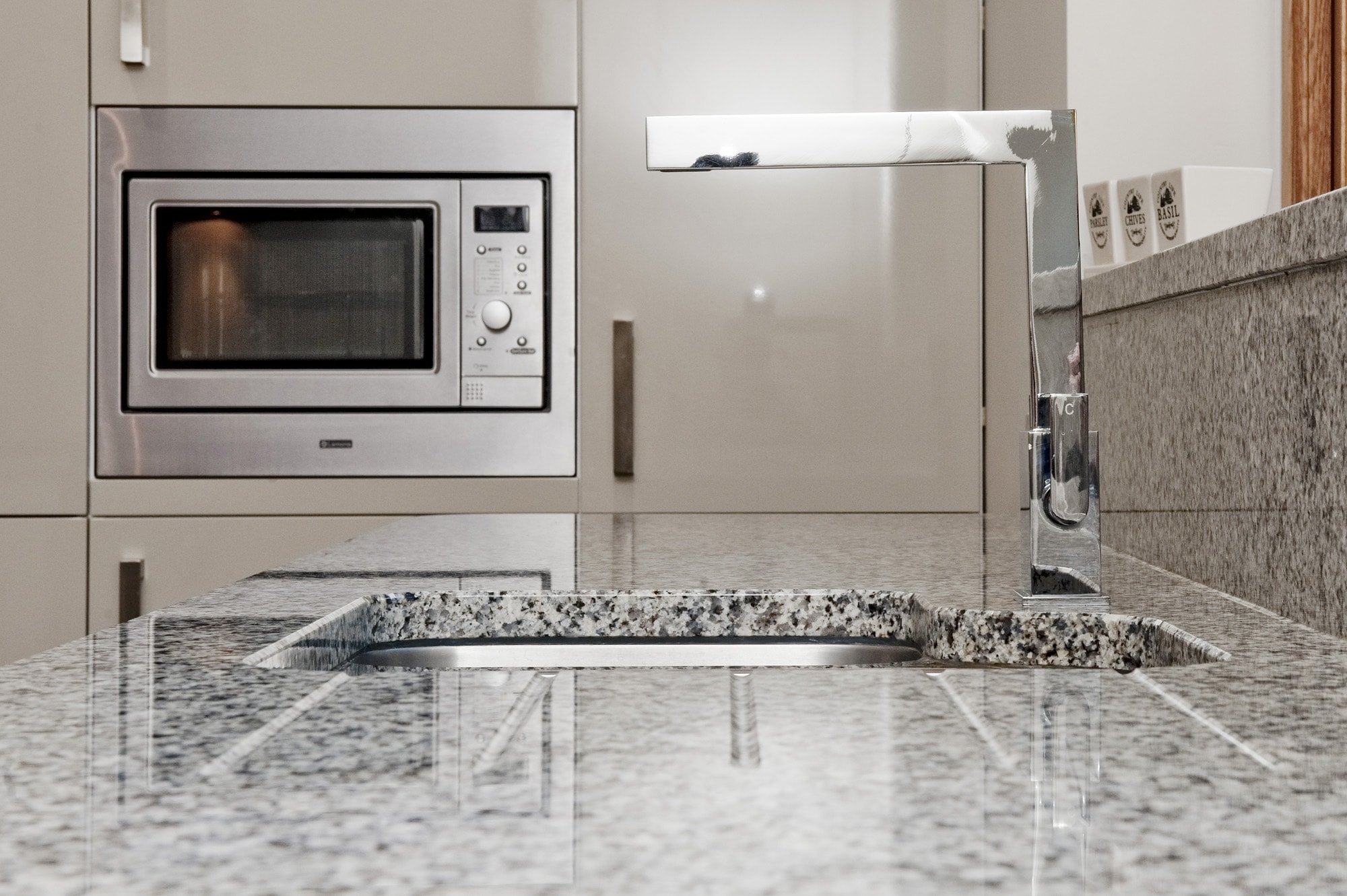 azul-platino-granite-east-grinstead-122700-a-sink-and-tap-min