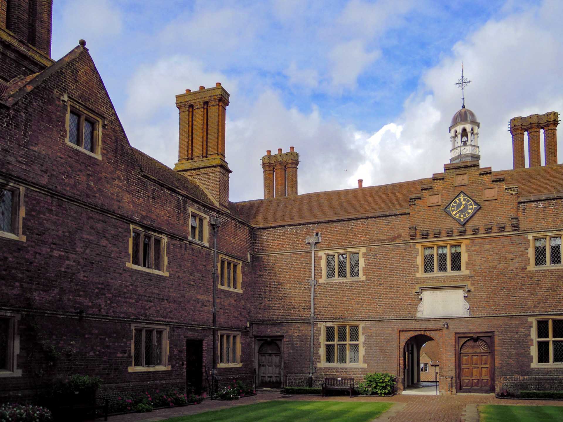 guildford-quartz-worktops-Abbots_Hospital_Guildford_Courtyard3_1