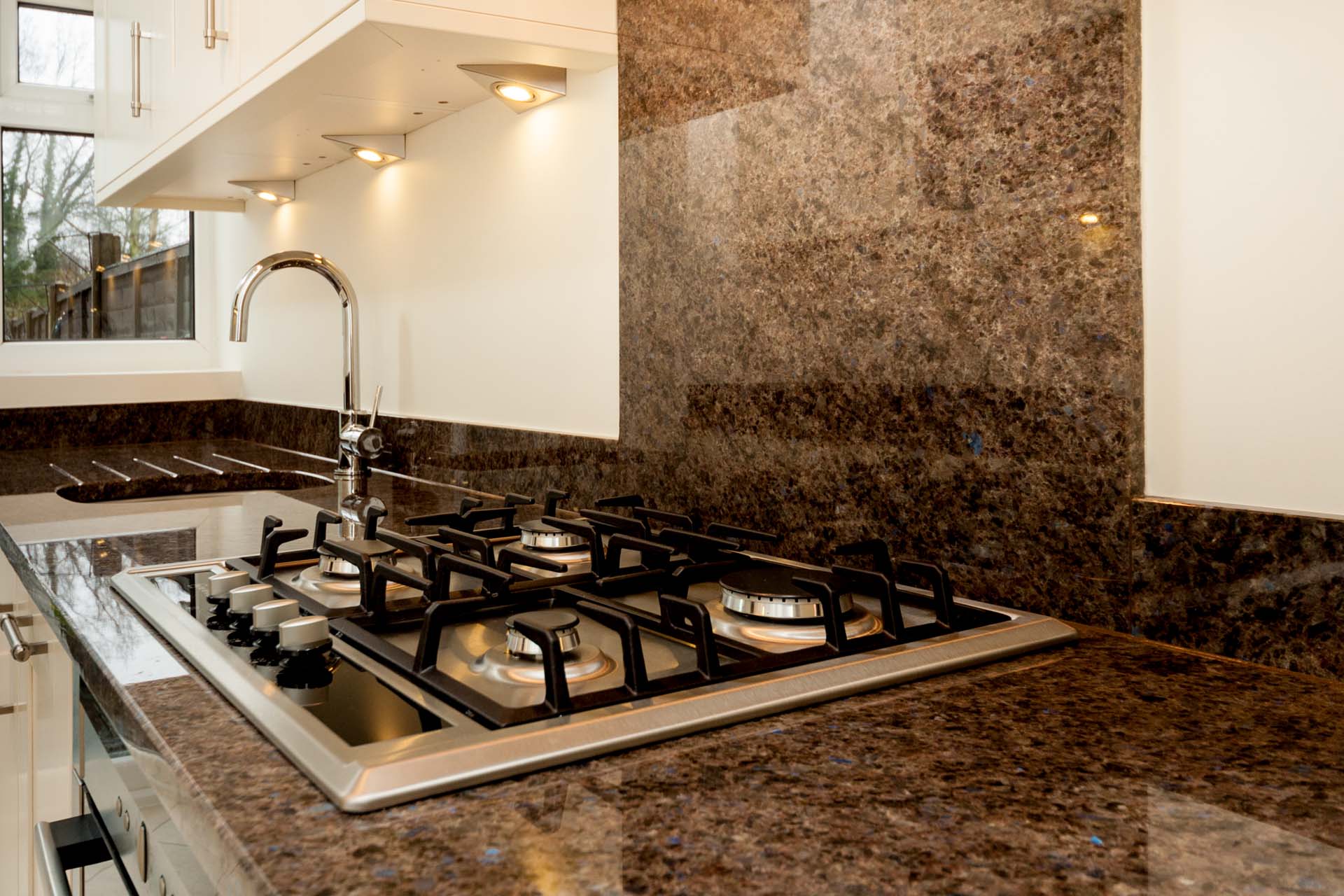 labrador_antique_granite_horley_galley_kitchen_132001