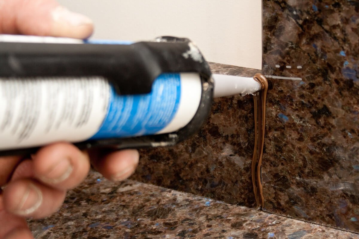 labrador_antique_granite_horley_galley_kitchen_171244_a_silicone_upstand labrador_antique_granite_horley_galley_kitchen_171244_a_silicone_upstand