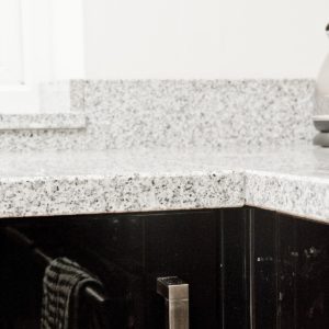 salt-and-pepper-granite-kingswood-surrey-grey-speckled-natural-121526-a-corner-min